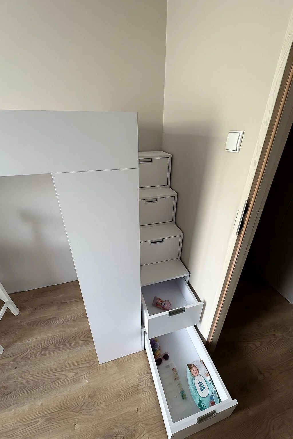 Białe biurko narożne z szufladami pod oknem — ujęcie 1
